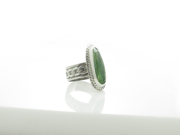 Green Kyanite oval ring